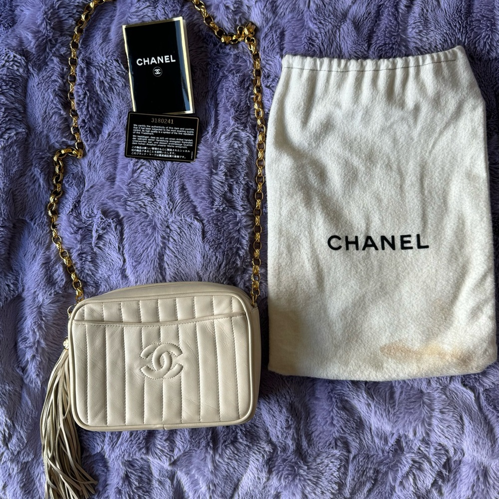 Chanel Purse. Beige Lamb Skin. Authentic